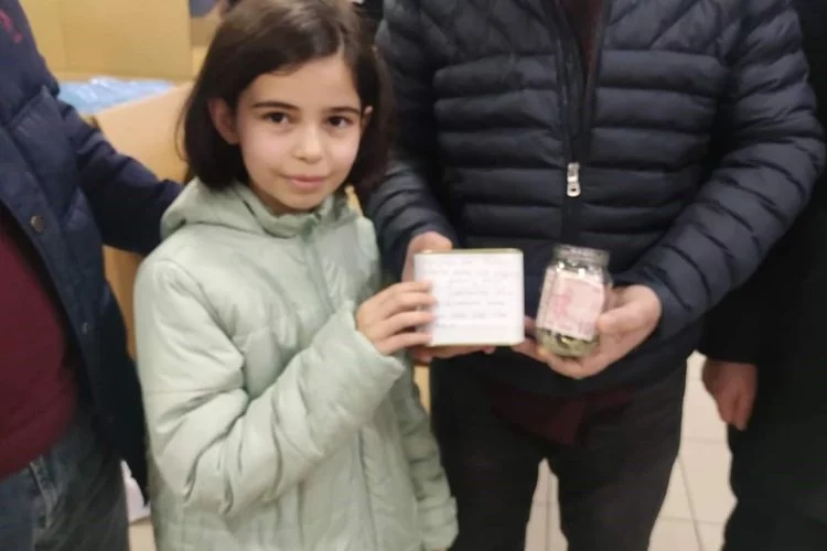 Bursalı minik Nisanur depremzedelere kumbarasını bağışladı