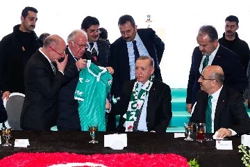 Bursaspor Başkanı Bür’den, Cumhurbaşkanı Erdoğan’a hediye forma