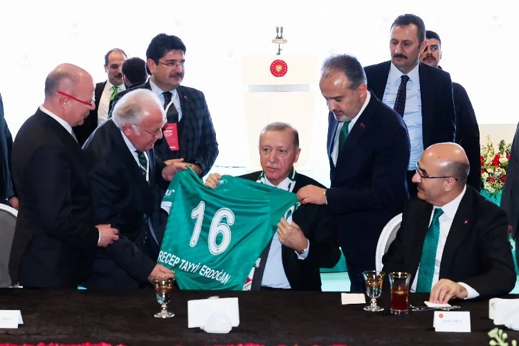 Bursaspor Başkanı Bür'den Cumhurbaşkanı Erdoğan'a 'Yeşil Bursa' forması!