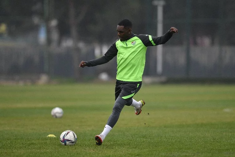 Bursaspor Kulübü kadro dışı bıraktığı Thievy Bifouma’yı affetti