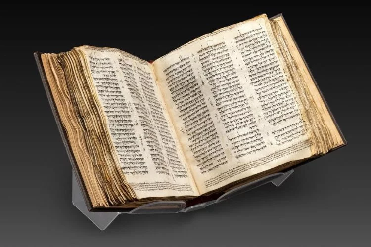 Şimdiye kadar ödenen en yüksek rakam! Dünyanın en eski İncil'i satıldı...