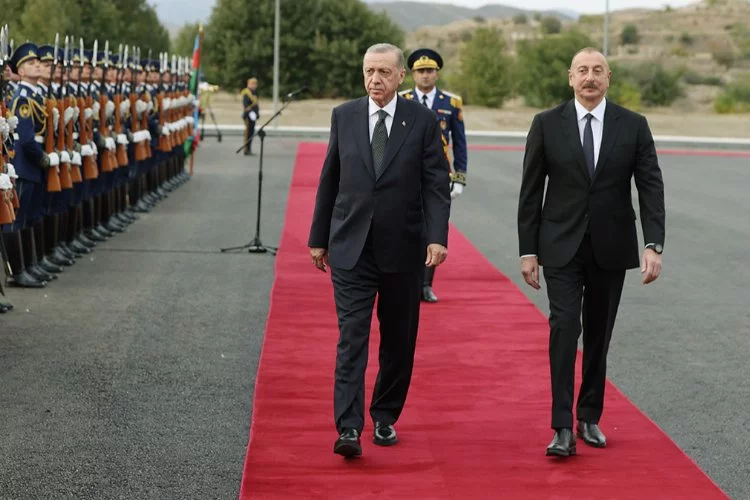 Erdoğan'dan Azerbaycan'da dikkat çeken açıklama: 'Bunları köşeye sıkıştırmak lazım'