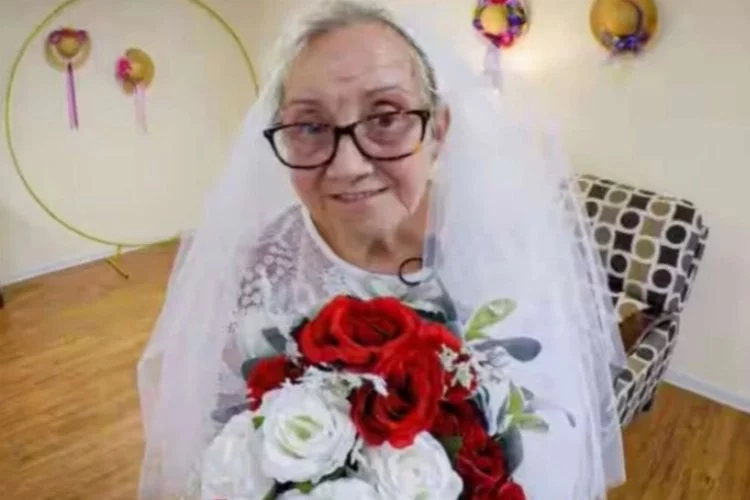 Erkeklere tövbe etti! 77 yaşında kendisiyle evlendi, düğün yaptı!