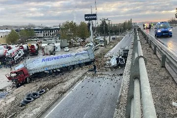 Eskişehir-Bursa yolunda 2 tır köprüden aşağı uçtu! Paramparça oldular...