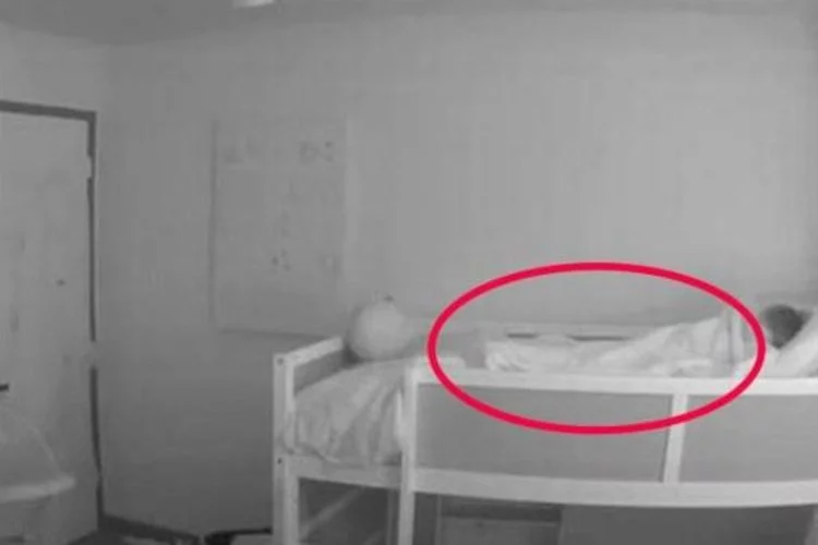 Evlerinde gariplik hisseden ailenin bebek odasına koyduğu kameradaki görüntü dehşete düşürdü!