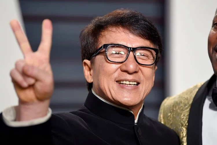 Filmlerde atlayıp zıpladığı halinden eser yok! Jackie Chan'in son fotoğrafı gündem oldu!
