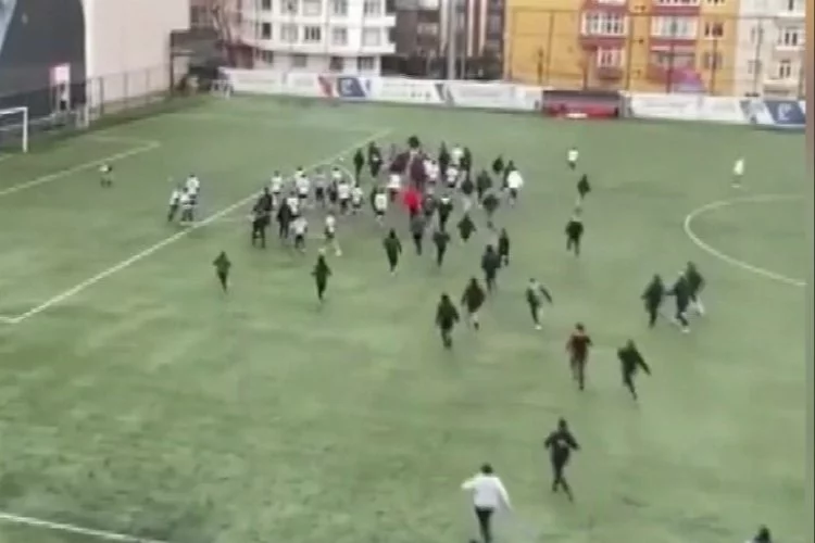 Futbol terörü! Holiganlar sahaya dalıp 13 yaşındaki futbolculara saldırdı