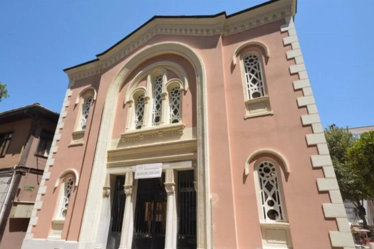 Gemlik’in sembollerinden Balıkpazarı Camii yeniden ibadete açılıyor