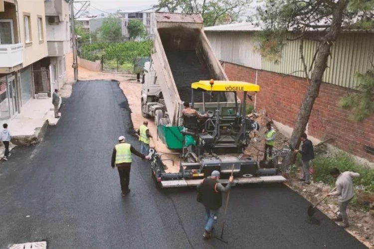 Gürsu’da 36 saatte sokağın asfaltı yenilendi