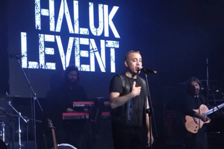 Haluk Levent Bursa'da şehit ailesine destek konseri verdi