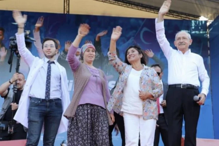 Kılıçdaroğlu'nun sahneye çıkardığı kadın 'sol' gösterip 'sağ' vurdu! İşte katıldığı parti...