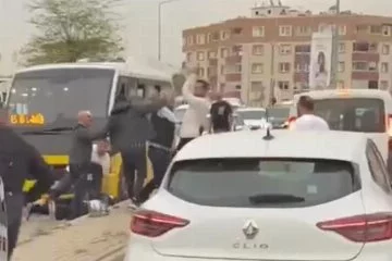 Koca koca adamların yaptığına bakın! Bursa'da minibüsçüler tekme tokat birbirine girdi!
