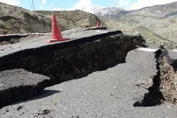 Köy yolu çöktü!  Yarıkların oluştuğu yol ulaşıma kapandı