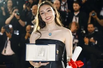 Merve Dizdar, 76. Cannes Film Festivali’nde En İyi Kadın Oyuncu Ödülünü aldı!