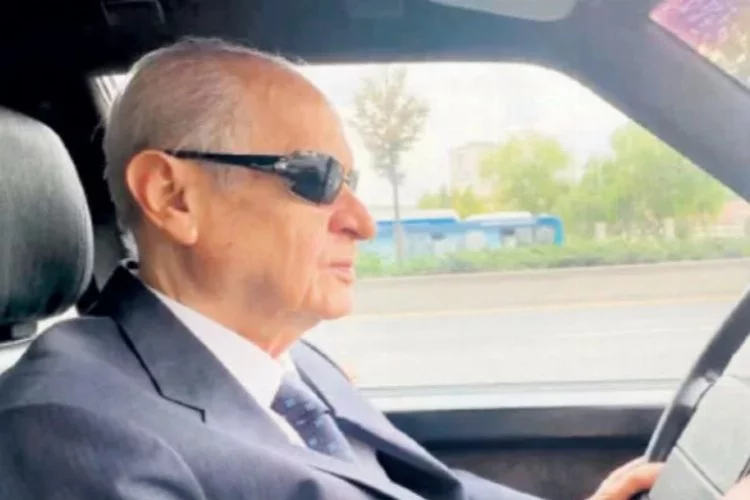 MHP lideri Bahçeli klasik otomobili ile Ankara turu attı!