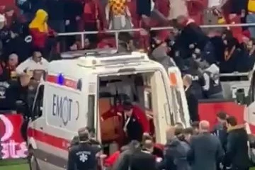 Türk futbolunun utanç günü! Sahaya giren taraftar, kaleciye korner direğiyle saldırdı...