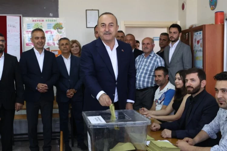 Oy kullanan Çavuşoğlu, pusuladan dert yandı: Katla katla bitmedi