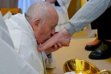 Papa, kadın mahkumların ayaklarını yıkayıp öptü!