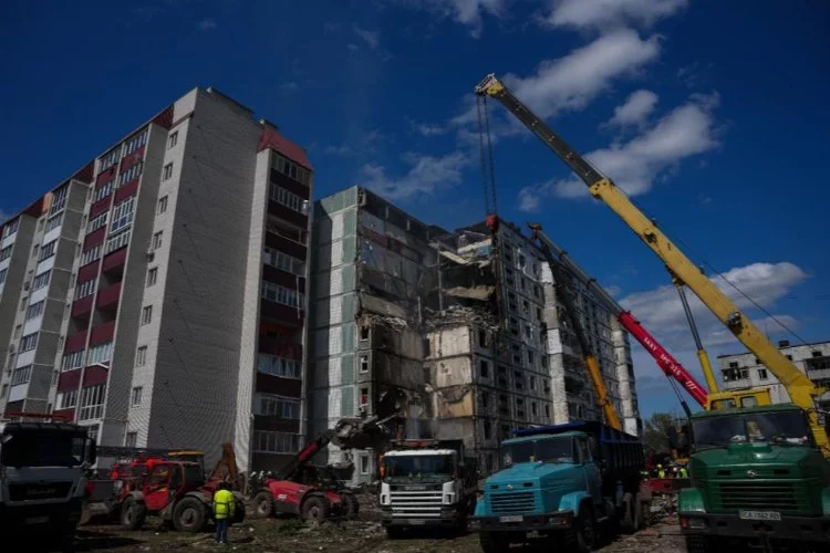 Rusya'nın Ukrayna’da binaları vurduğu saldırılarda ölü sayısı yükseldi