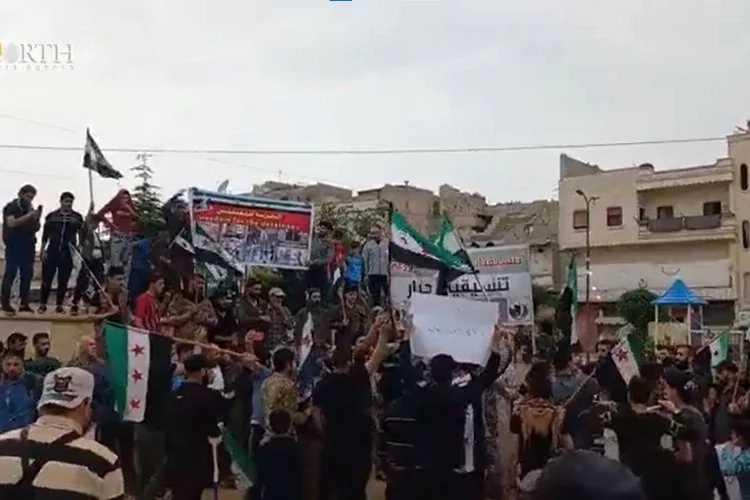 Suriye'de 'Türkiye'deki Suriyeliler dönmesin' protestosu!