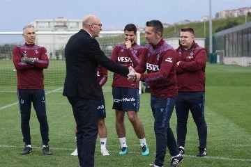 Trabzonspor’un yeni teknik direktörü ilk antrenmanına çıktı