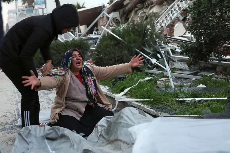 Türkiye 7.7 ve 7.6'lık iki depremle sarsıldı! İşte deprem felaketinden yüreklerimizi yakan kareler...