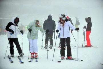 Uludağ'a karla birlikte turist de yağıyor!