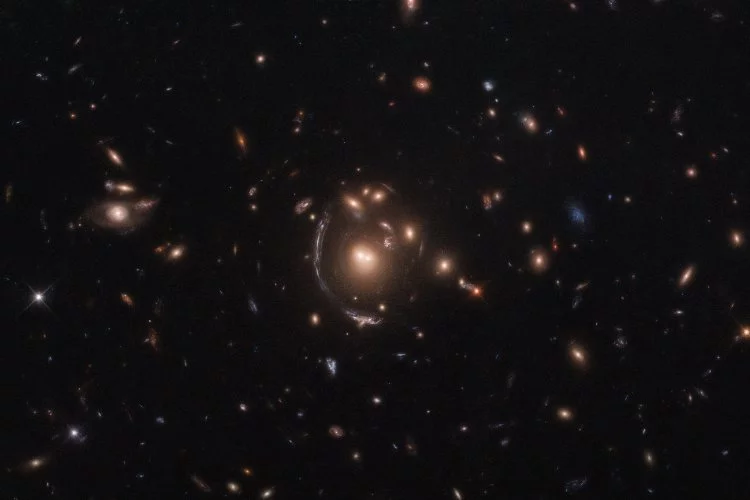 Uzay - zamanı büken bir galaksi kümesi keşfedildi