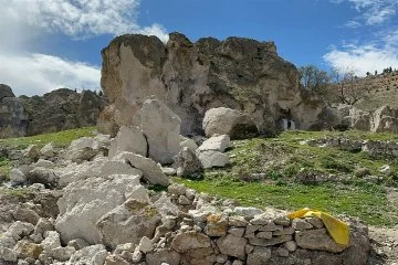 Yamaçtan kopan kaya parçaları yerleşim yerini tehdit ediyor!